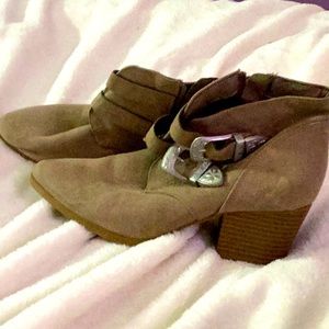 This is a Christian SIRIANO, size 9 color, brown.